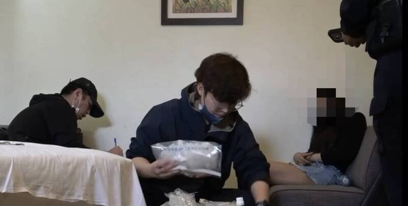 警方搜索涂嫌（右二）租住处。（记者刘庆侯翻摄）