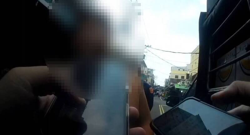 警方查获因案通缉的卓姓男子。（图由警方提供）