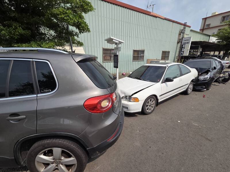 男子开车失控连撞3车，图为被撞车辆。（民众提供）