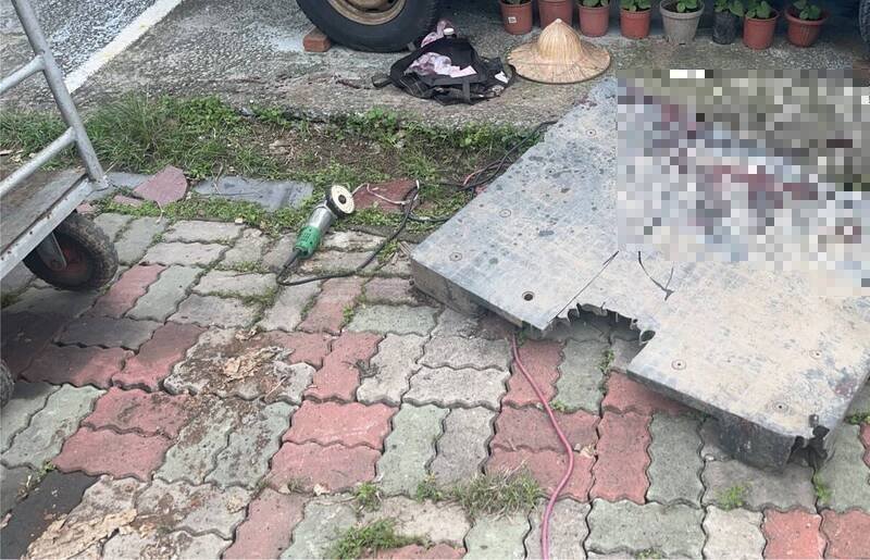 泰山老翁被发现倒在自家停车场，送医不治，初判遭砂磨机伤及大腿动脉。（记者吴仁捷翻摄）