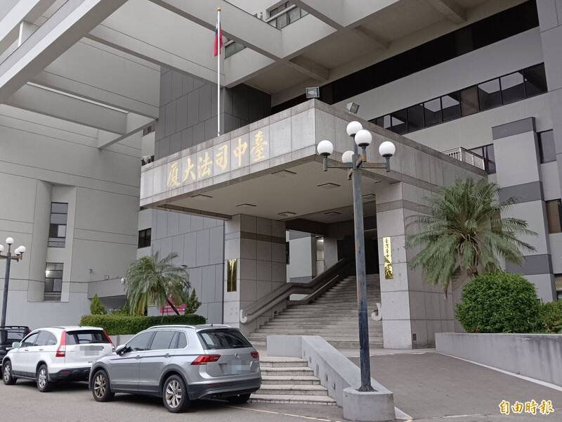 台中人妻提告先生和小三一起上旅馆还发生性行为，求偿60万元，却因提出的录音档和照片、影片，都无法证明就是两人，法官判决驳回。（记者陈建志摄）