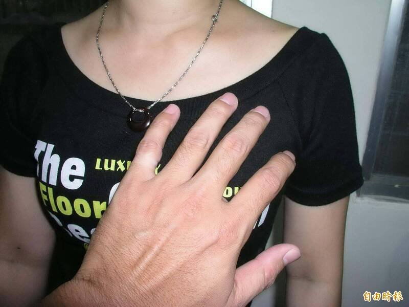 吴姓男子涉利用女性友人服药后睡觉意识不清之际、偷吻女方双乳，被刑事一、二审判刑一年六月；民事一审也判吴男要赔女方三十五万元。（资料照示意图，与本案人物无关，记者王俊忠摄）