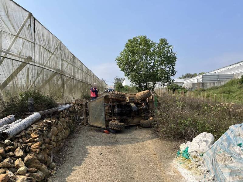 发生事故的农用喷药车侧翻，占满整条产业道路。（图由埔里警分局提供）