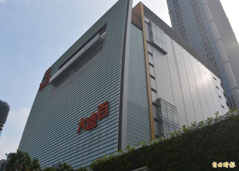 台中大远百昨晚13楼传出烧焦味，台中市消防局获报出动20多人到场，证实是误报，虚惊一场。（记者陈建志摄）