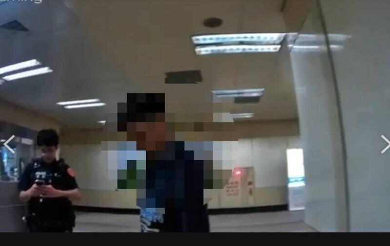 捷运回龙站，一名男子逃票、抽烟，今天依社维法送办裁处，由业管单位开罚。（记者吴仁捷翻摄）