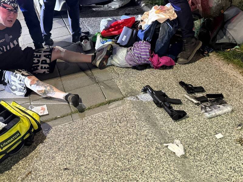 嘉市警方11日凌晨街头围捕林男、高男2名犯嫌，查获枪枝、毒品等证物。（警方提供）