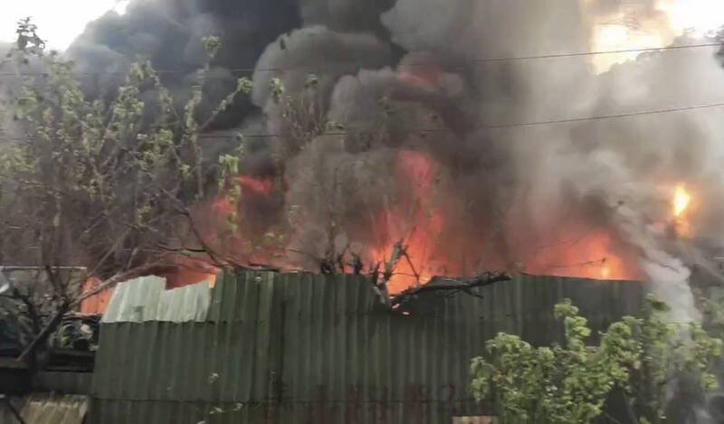 新北市新庄一处囤放废弃车的工厂下午失火，火烟大作，新北市及桃园市5区居民可能会受到浓烟空污影响。（记者吴仁捷翻摄）