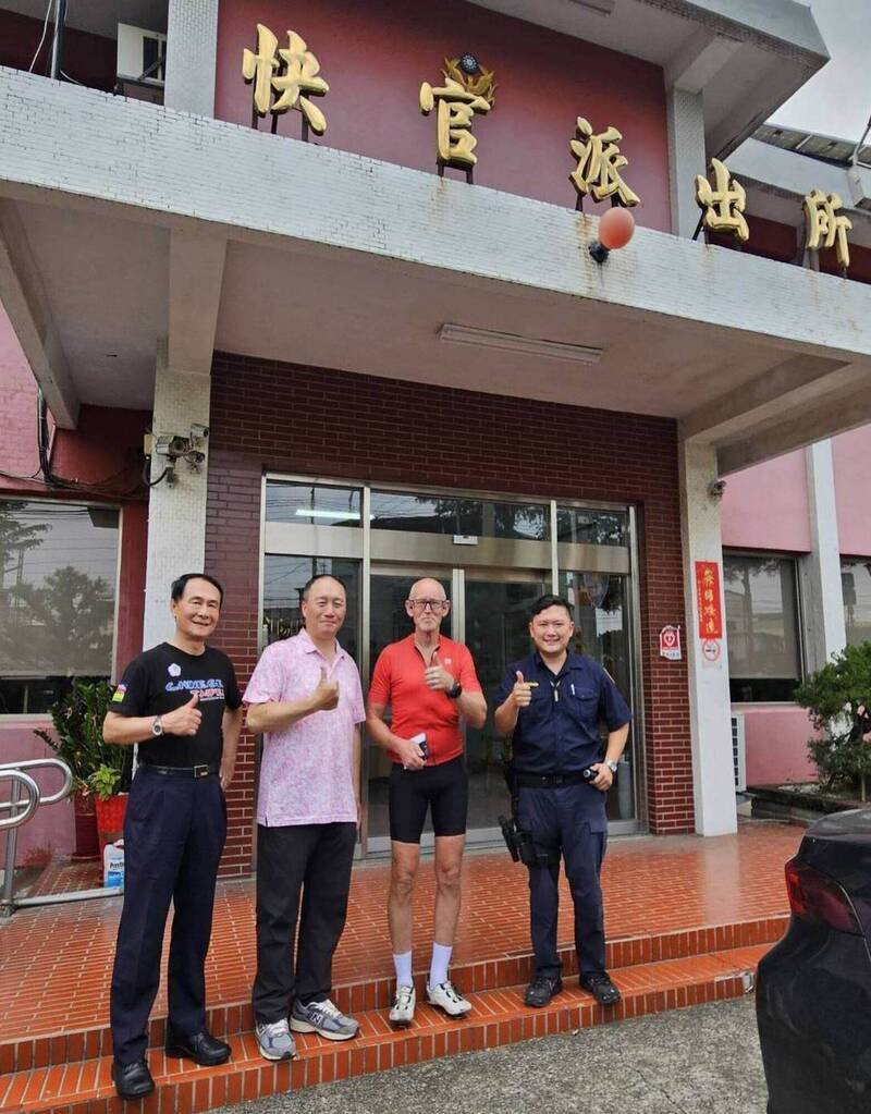 丹麦男（右2）对于彰化警方伸援，大赞「台湾警察好棒」。（警方提供）