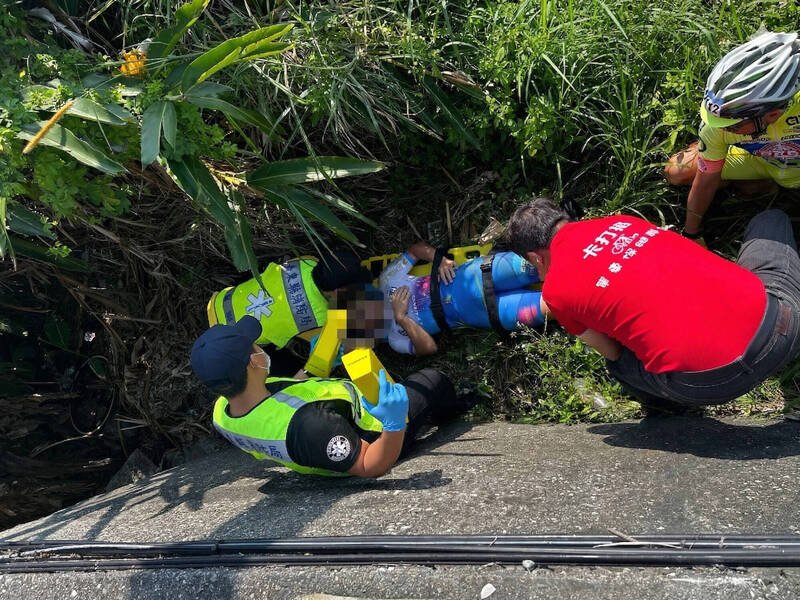 青少年骑士意外翻下路面、摔进草丛中，所幸并无大碍。（警消提供）