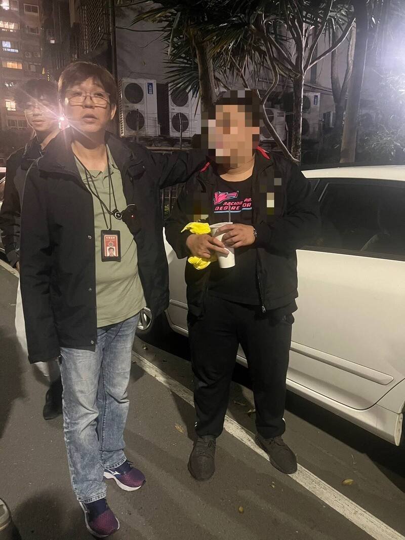 新北检警第四波扫荡横行新北、桃园的飙车集团，逮获李姓、张姓主嫌，李嫌（右）进香后下游览车就被逮。（记者吴仁捷翻摄）