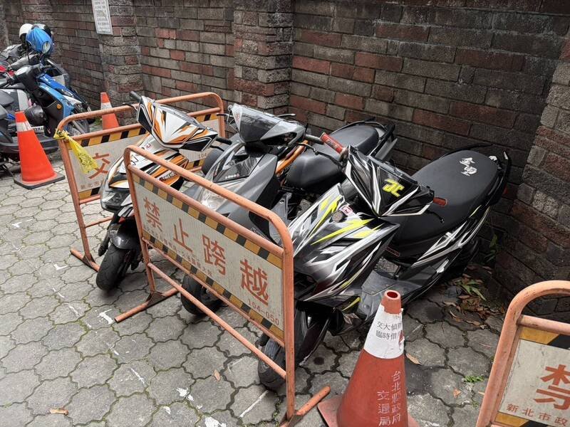 新北检警第四波扫荡横行新北、桃园的飙车集团，逮获李姓、张姓主嫌，累计查获33人、25车。（记者吴仁捷翻摄）