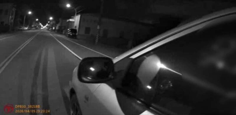 花莲一名男子酒驾后开车上路，竟开到一半睡著，汽车就停在车道上。（警方提供）