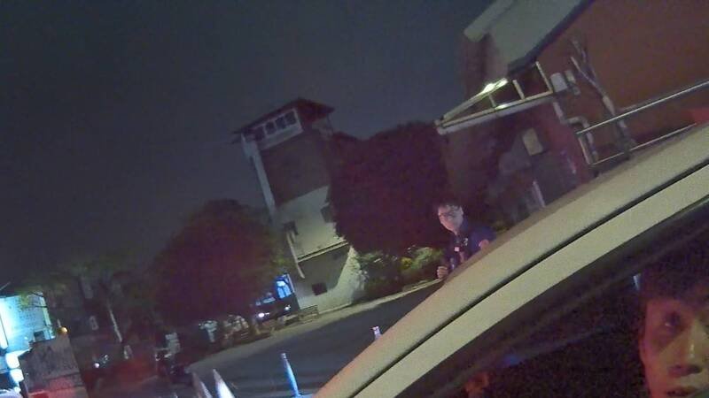 豆男逃逸途中让女友人下车先跑，警方赶紧将他控制。（记者郑淑婷翻摄）