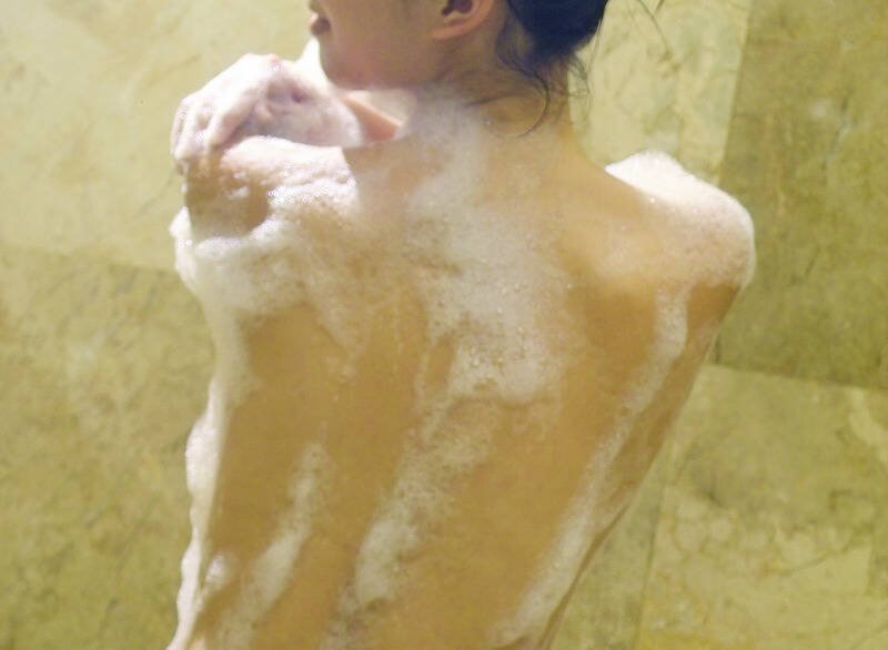 高雄某健身房去年3月在浴室惊见水壶式隐藏针孔摄影机，偷拍妙龄女子沐浴。（情境照）