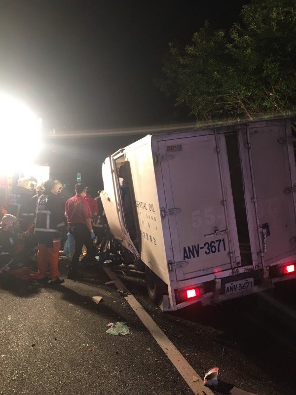 小货车因不明原因追撞联结车。（记者曾健铭翻摄）