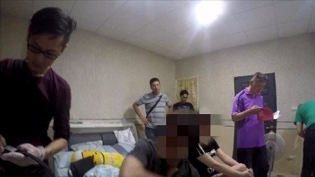 警方伪装成服务生，进入房间内压制胡男与女友（图中）。（记者张瑞桢翻摄）