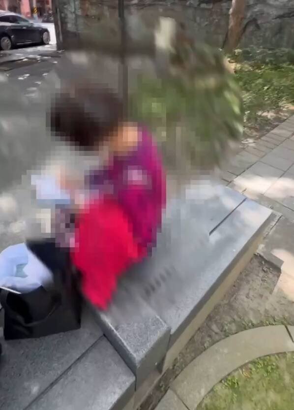 警方发现曾姓女子行迹可疑，尾随后发现她与梁姓老妇人收取诈骗款项，随即将其逮捕。（记者陆运锋翻摄）