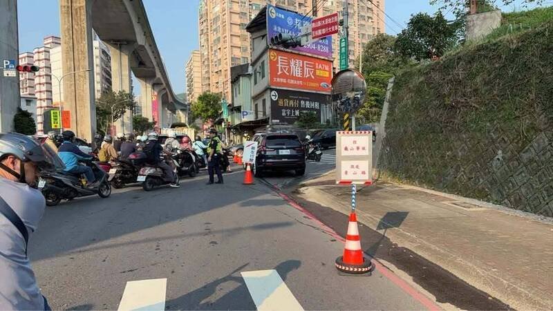 新北市新庄区寿山路因昨天报废车工厂大火，现场浓烟弥漫。（图撷取自「新庄警好赞」脸书）