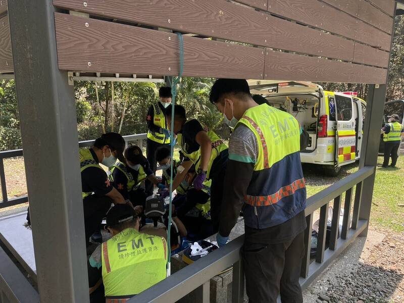 彰化、南投12名消防员接力将7旬翁救活。（图由彰化县消防局提供）