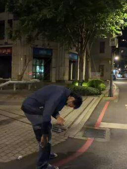 蔡男在街头行动诡异如同僵尸。（记者刘庆侯翻摄自THREADS）