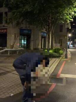 有网友在街头发现有人行动迟缓，宛若僵尸，怀疑是新兴毒品侵入国内。（记者刘庆侯翻翻摄自网路）