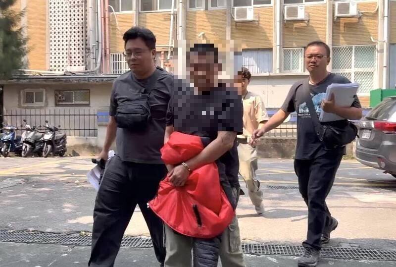 检方复讯后认为「东丰金炉」员工张敬亭涉案情节重大，向法院声请羁押禁见。（记者刘咏韵摄）