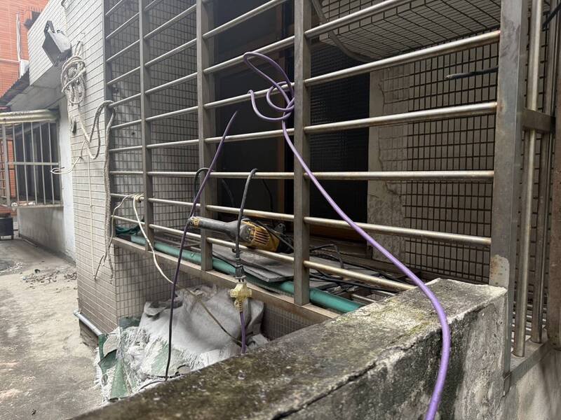 林姓水电工被发现倒卧大楼1楼顶露台，送医抢救中。（记者邱俊福翻摄）