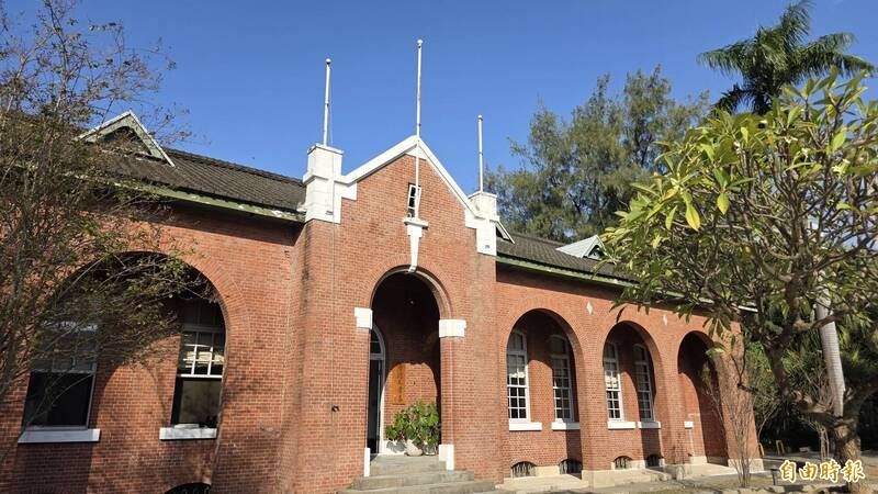 成大台文系庄姓大三学生不幸车祸身亡，系所将提前送毕业证书到灵堂表达悼念。（记者洪瑞琴摄）