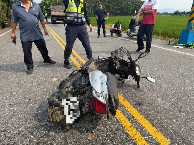 凤林镇林荣里荣开路与田间小路路口，今天下午发生机车、砂石车碰撞事故，造成机车上2名长者过世。（民众提供）
