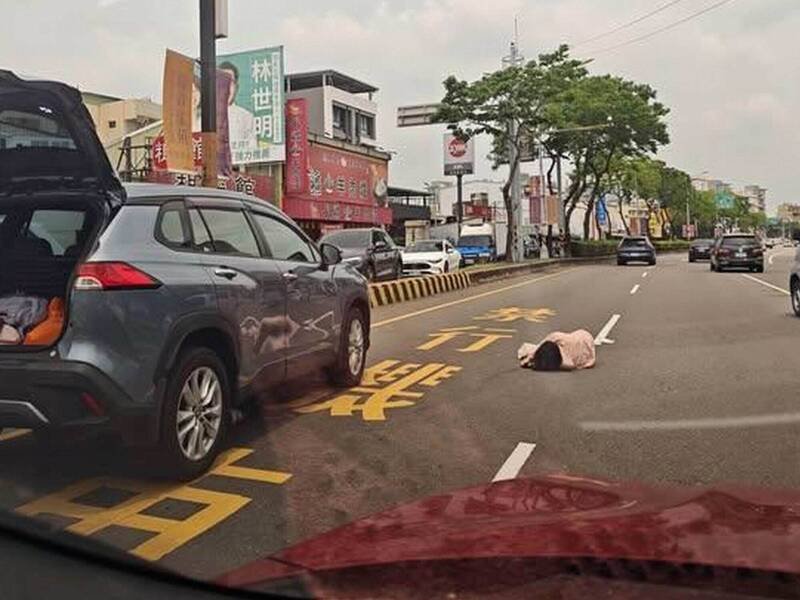 翁姓医师发现前方路面有「掉落物」，没想到再仔细一瞧竟是1个人。（翁姓医师提供）