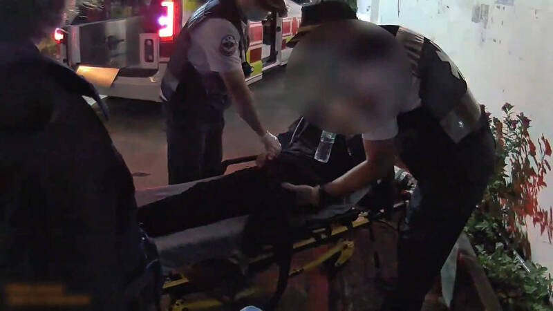 男子遭殴伤致前额撕裂伤，被救护人员送医治疗。（民众提供）