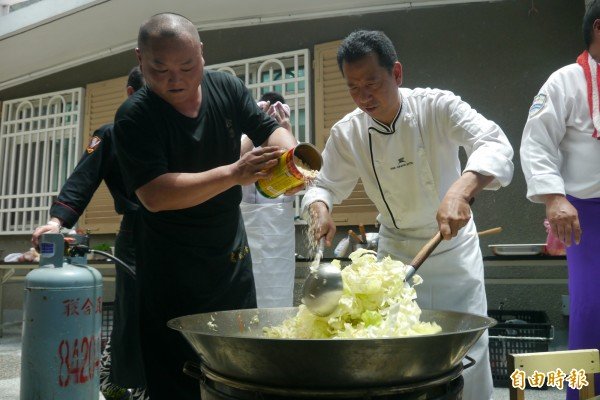 一群来自全台饭店大厨所组成的爱心义厨团，今日上午前往花莲县秀林乡景美村加湾部落，为当地「安德幼儿园」学童及独居长者办桌。（记者王峻祺摄）
