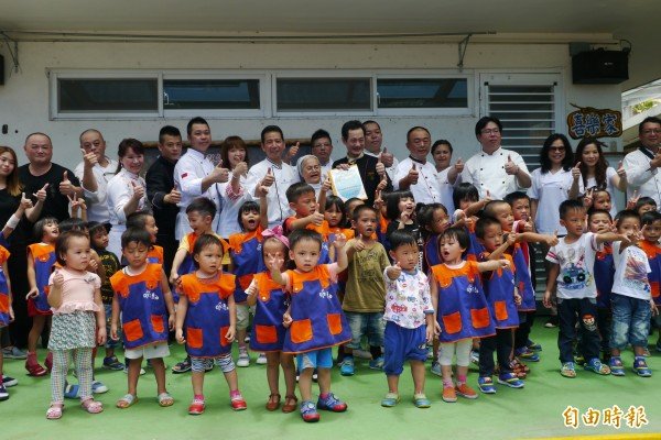 一群来自全台饭店大厨所组成的爱心义厨团，今日上午前往花莲县秀林乡景美村加湾部落，为当地「安德幼儿园」学童及独居长者办桌。（记者王峻祺摄）
