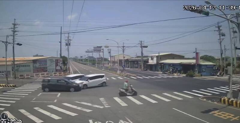 麦寮乡日前发生一起3车碰撞事故，离奇的是3车都同车款，让民众大问「机率有多少？好荒唐」（图由民众提供）