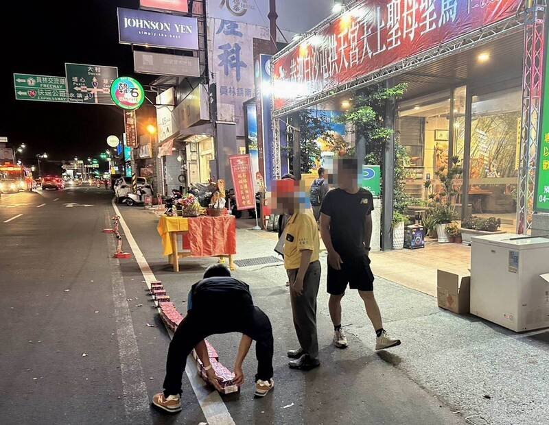 店家摆爆竹迎妈祖，被消防开劝导单后收回。（图由消防局提供）