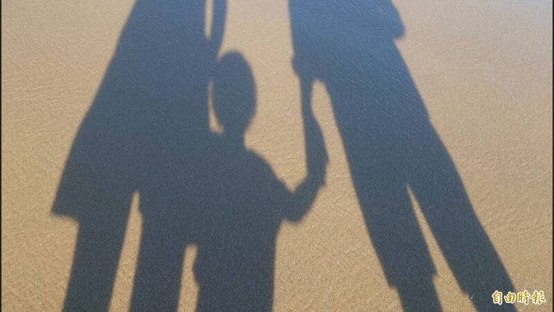 连姓男童因生父躲债失联，2岁时体重仅5公斤且发展迟缓。经表姨接手照顾，大获改善，台南地院裁定收养。（记者王捷摄）