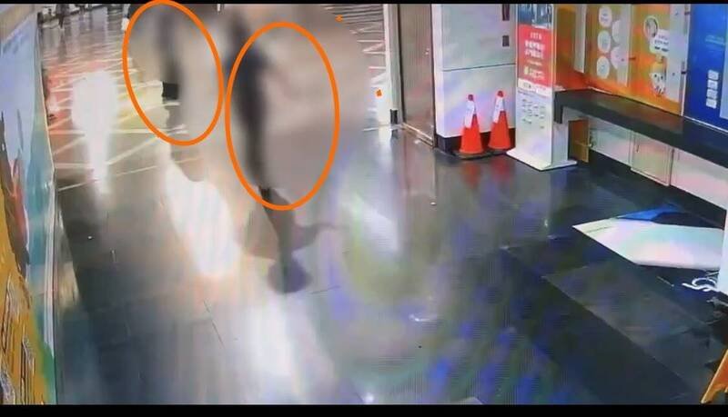 女子（左）莫名被李男（右）出拳攻击，吓得呆愣现场。（记者刘庆侯翻摄）