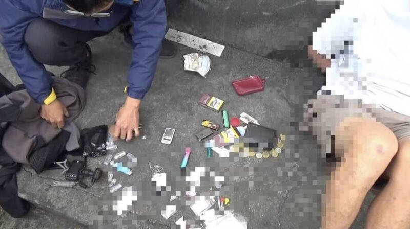 陈男与毒友被捕，警方搜出海洛因、大麻、K他命及「丧尸烟弹」等多种毒品。（民众提供）