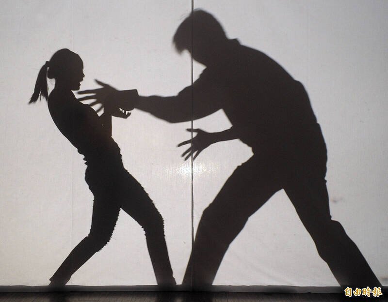 新竹变态偷腥夫辱妻是打扫阿姨，性侵家暴跟骚还打断她肋骨。示意图。（资料照）