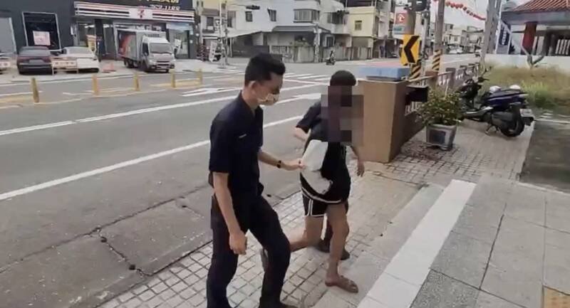 涉嫌入侵住宅的女子（中）遭警方带回。（屏东警分局提供）