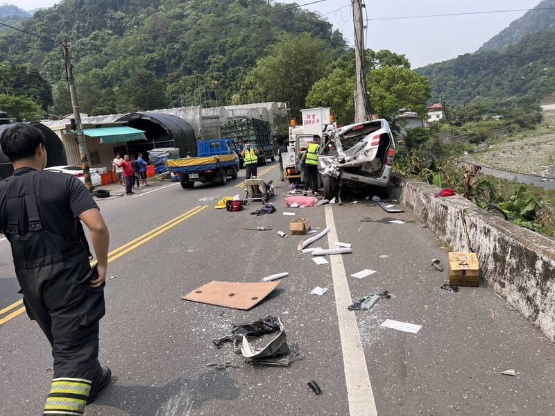 厢型车被撞击，车上物品和零件散落一地。（南投县消防局提供）