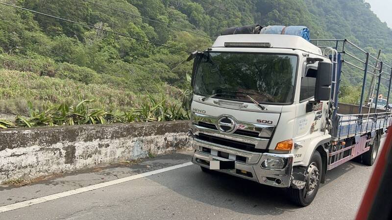 大货车疑似恍神追撞仁爱乡公所道路养护队的厢型车。（南投县消防局提供）