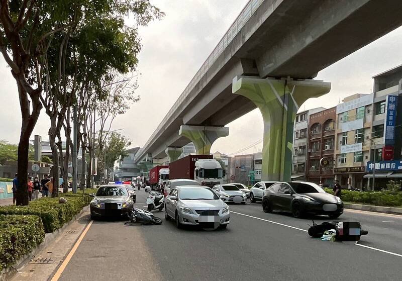 楠梓区加昌路发生5部轿车与机车擦撞连环交通事故。（读者提供）