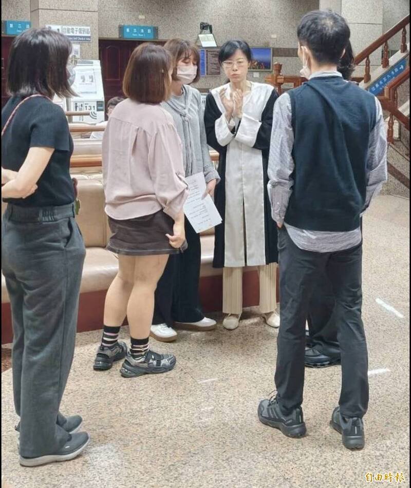 简男的张姓前妻作证时，痛批简男是「最可恶的人」，希望国民法官判他死刑，图为她在审判时跟律师讨论案情。（记者林嘉东摄）