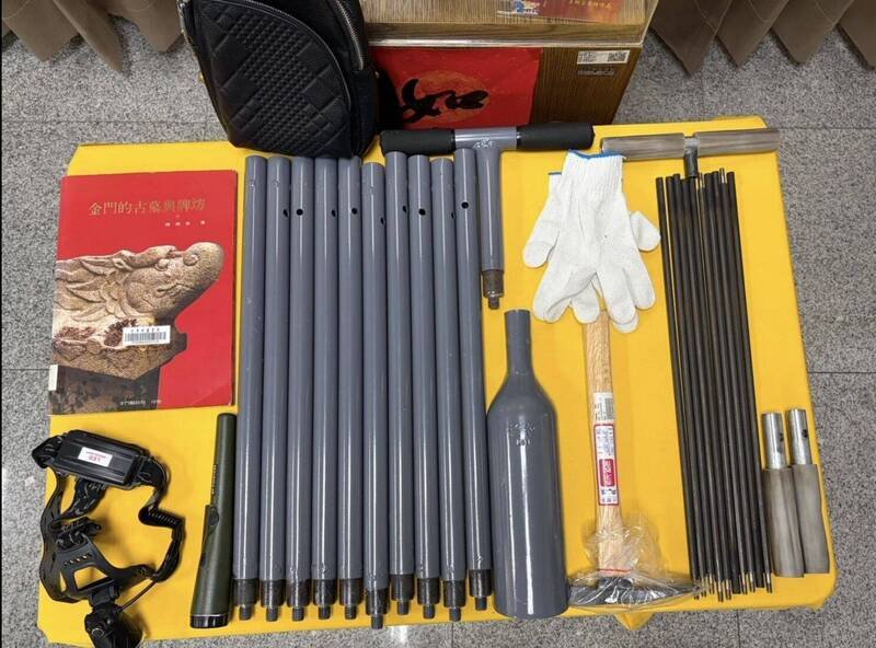 金门警方调查「陈显墓」宣布破案，并起出相关工具。（金门县警察局提供）