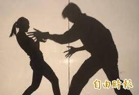 基隆市姚姓男子趁教对方打撞球时，摸被害女子下体2次，被检方依涉犯性骚扰防治法起诉。示意图。（资料照）