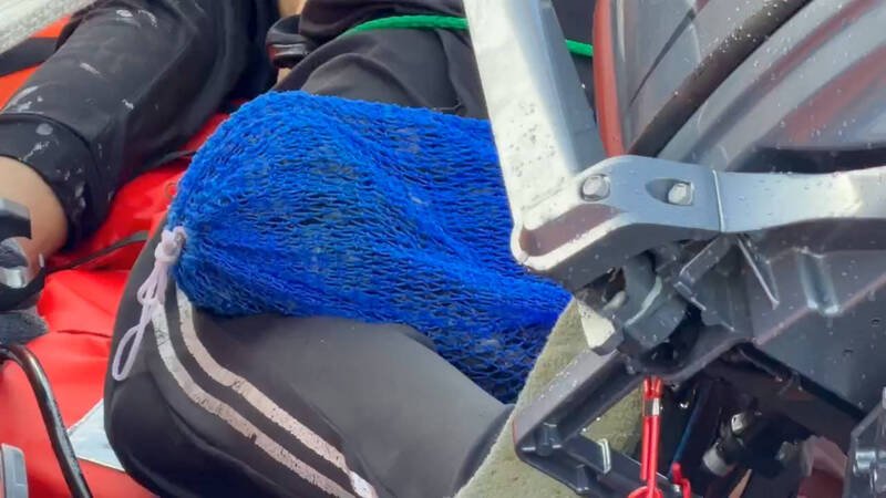 死者身穿防寒衣，且腰间挂著采集海鲜的网袋，里面还有半袋海螺。（民众提供）