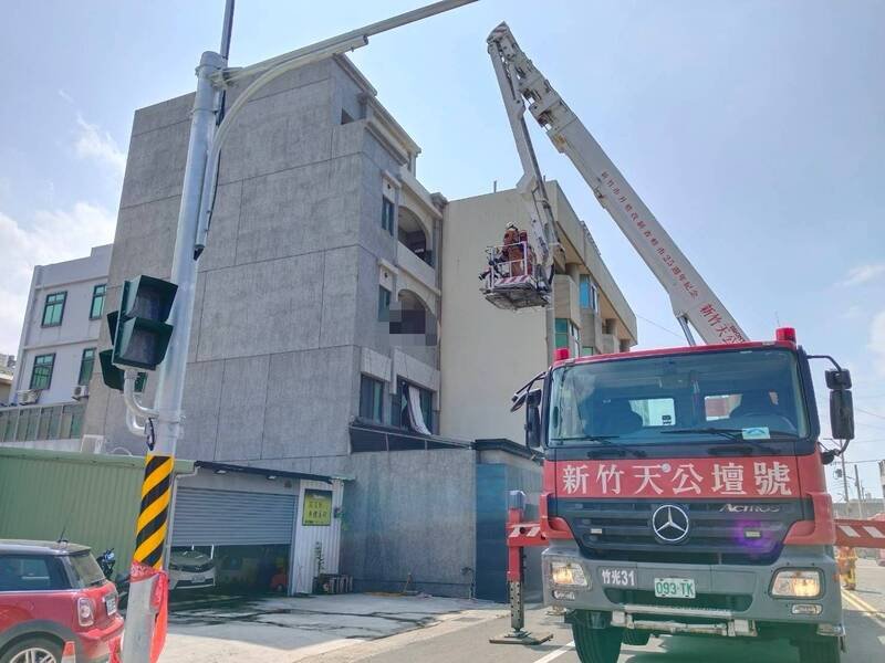新竹市北区一处透天厝疑气爆！落地窗震碎玻璃喷溅10公尺，云梯车救出1人。（新竹市消防局提供）