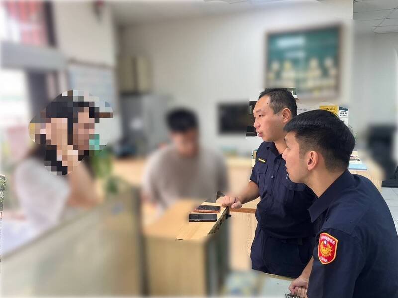 两名被害人昨天接获假户政及假电信人员电话，诈团用同一套话术藉涉案各索讨3万元，所幸他们及时奔警所求证。（民众提供）