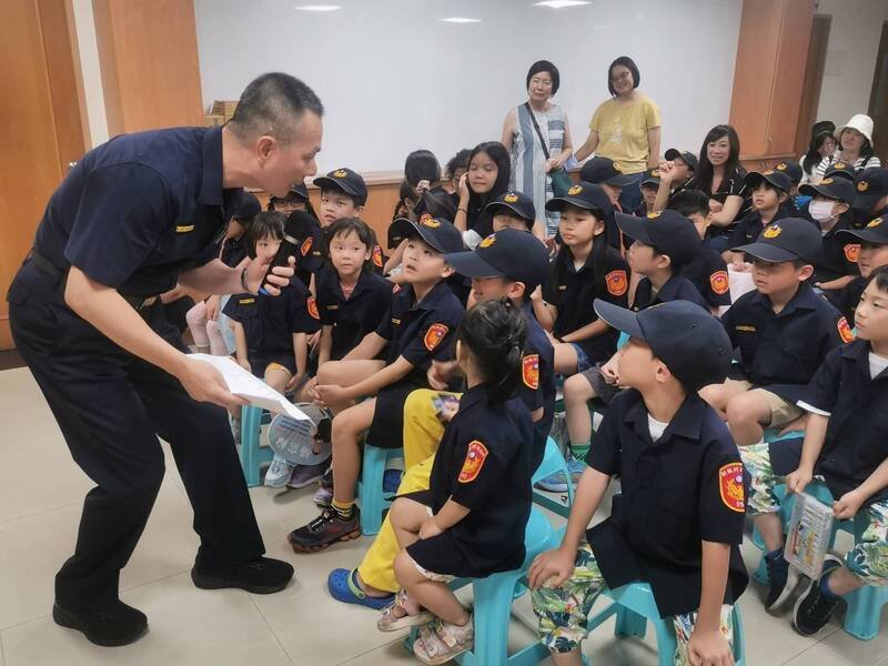 新北市中和警分局举办「小小警察营」活动， 现场小朋友们穿上小小警察制服。（记者陆运锋翻摄）